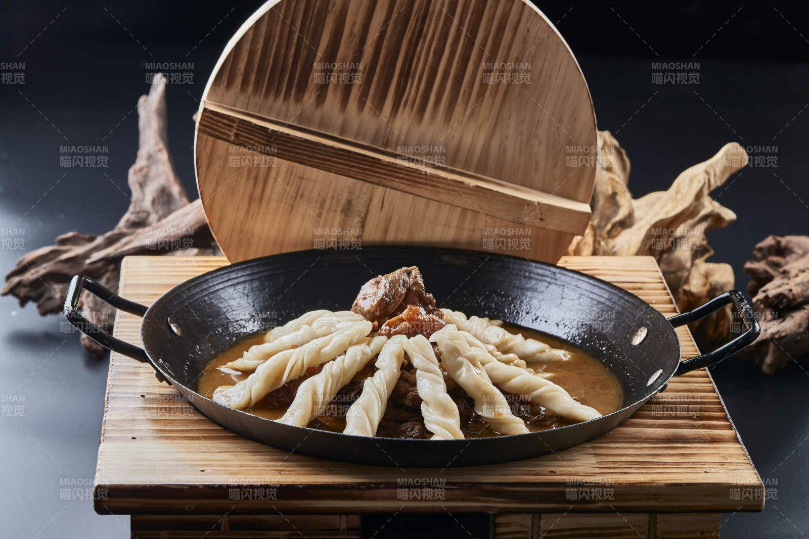 精美餐具装的铁锅炖柴鸡块配面花卷棍儿图片