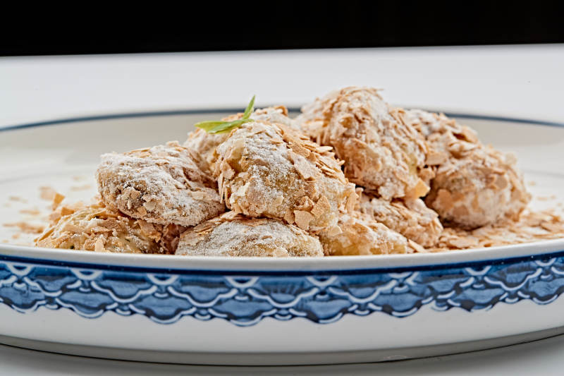 白色青花瓷盘装的香甜麦片炸茄盒图片