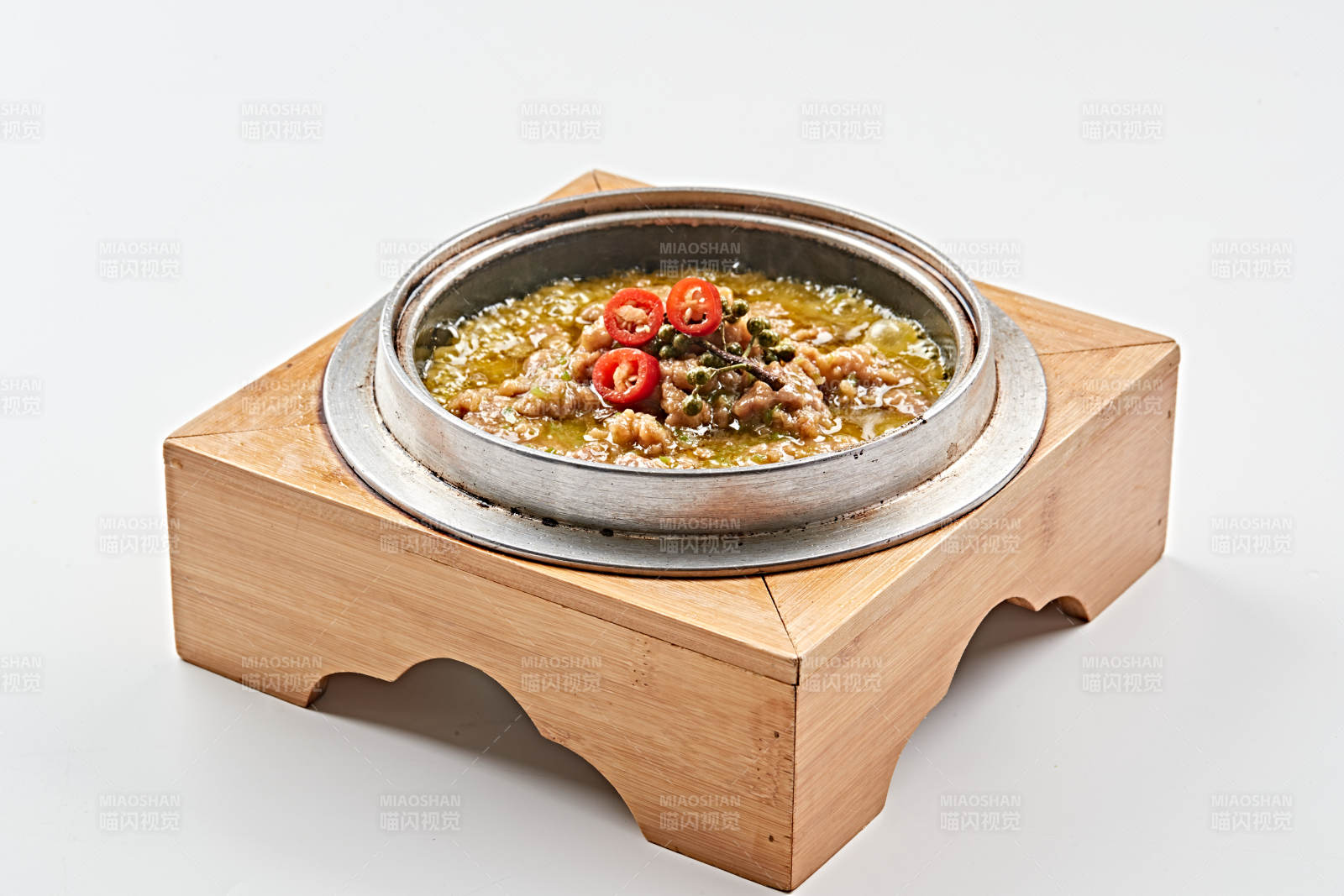 不锈钢餐具装的椒麻沸腾牛肉图片