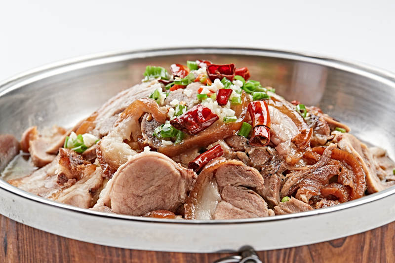 不锈钢餐具装的蒜香麻辣熏肘花图片