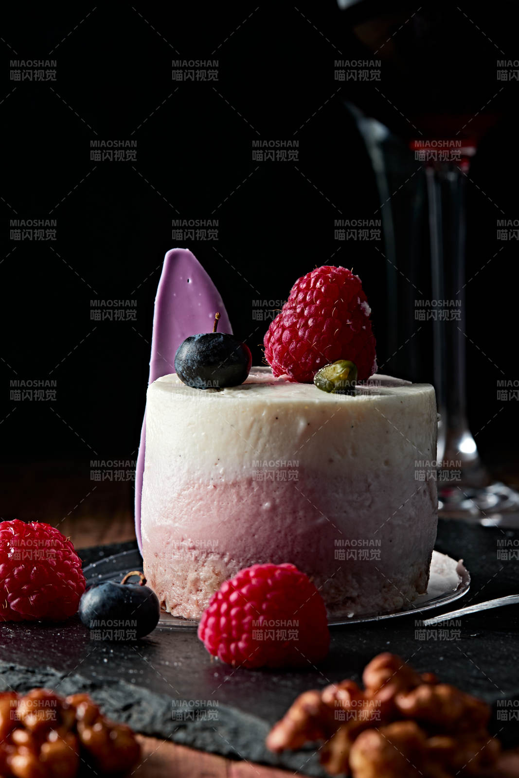 蓝莓草莓鲜奶慕斯香芋蛋糕图片