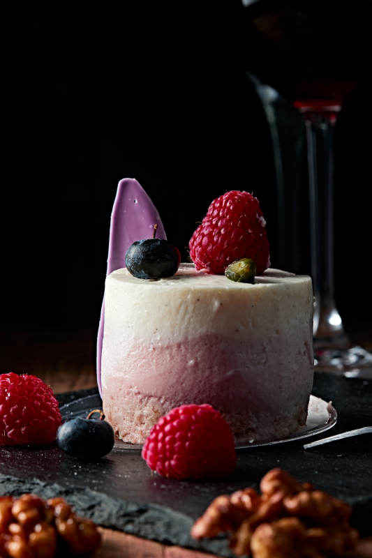 蓝莓草莓鲜奶慕斯香芋蛋糕图片