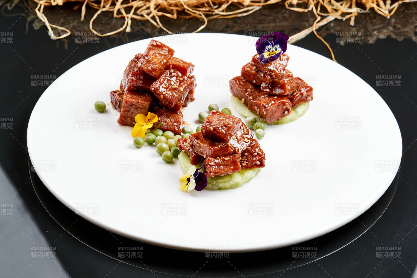 白色瓷盘装的酱腌杏鲍菇图片