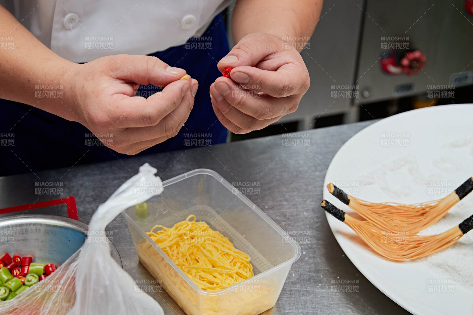 人与食物紧张忙碌的中餐厨房图片
