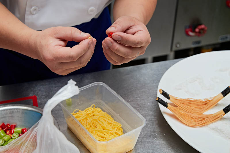 人与食物紧张忙碌的中餐厨房图片