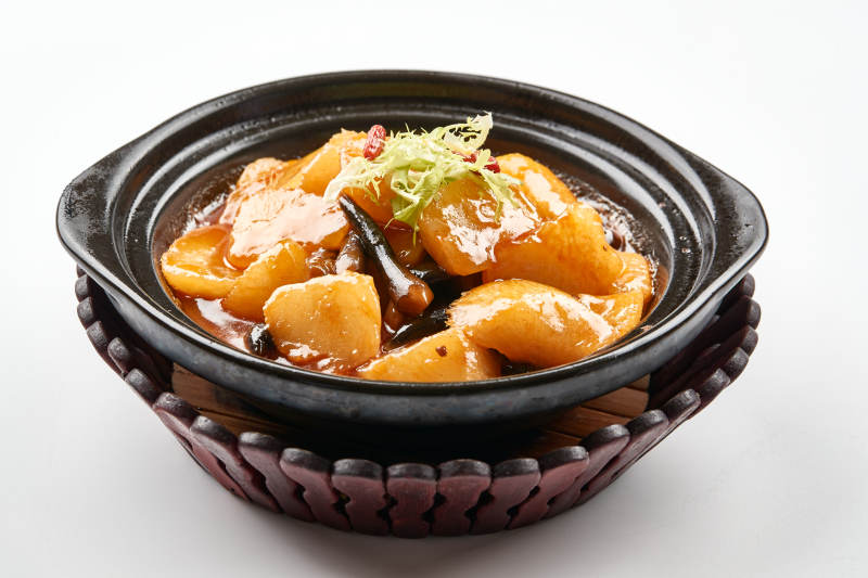 黑色砂锅装的鸡枞土豆萝卜砂锅煲图片