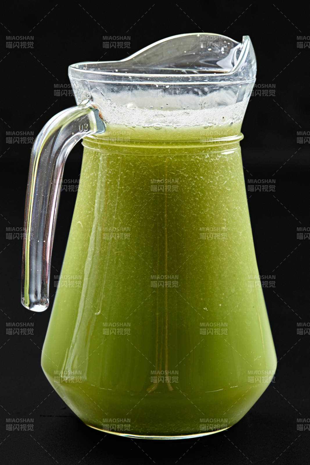 玻璃器皿装的鲜榨西芹汁图片