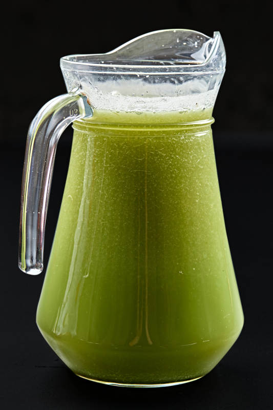 玻璃器皿装的鲜榨西芹汁图片