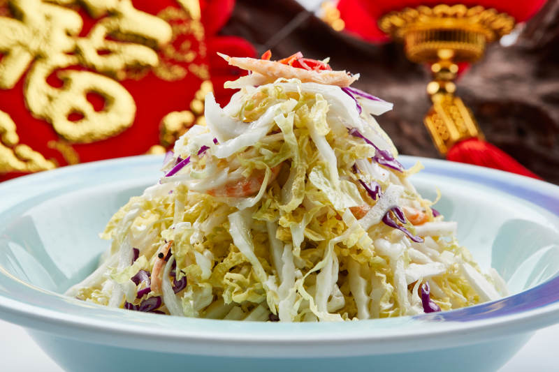 青色瓷餐具装的酸甜凉拌高丽菜图片