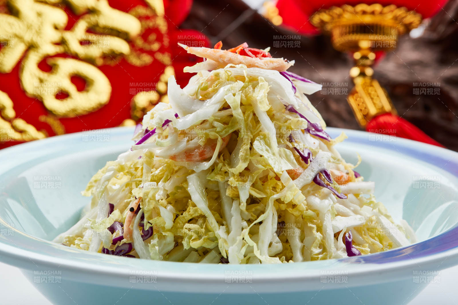 青色瓷餐具装的酸甜凉拌高丽菜图片