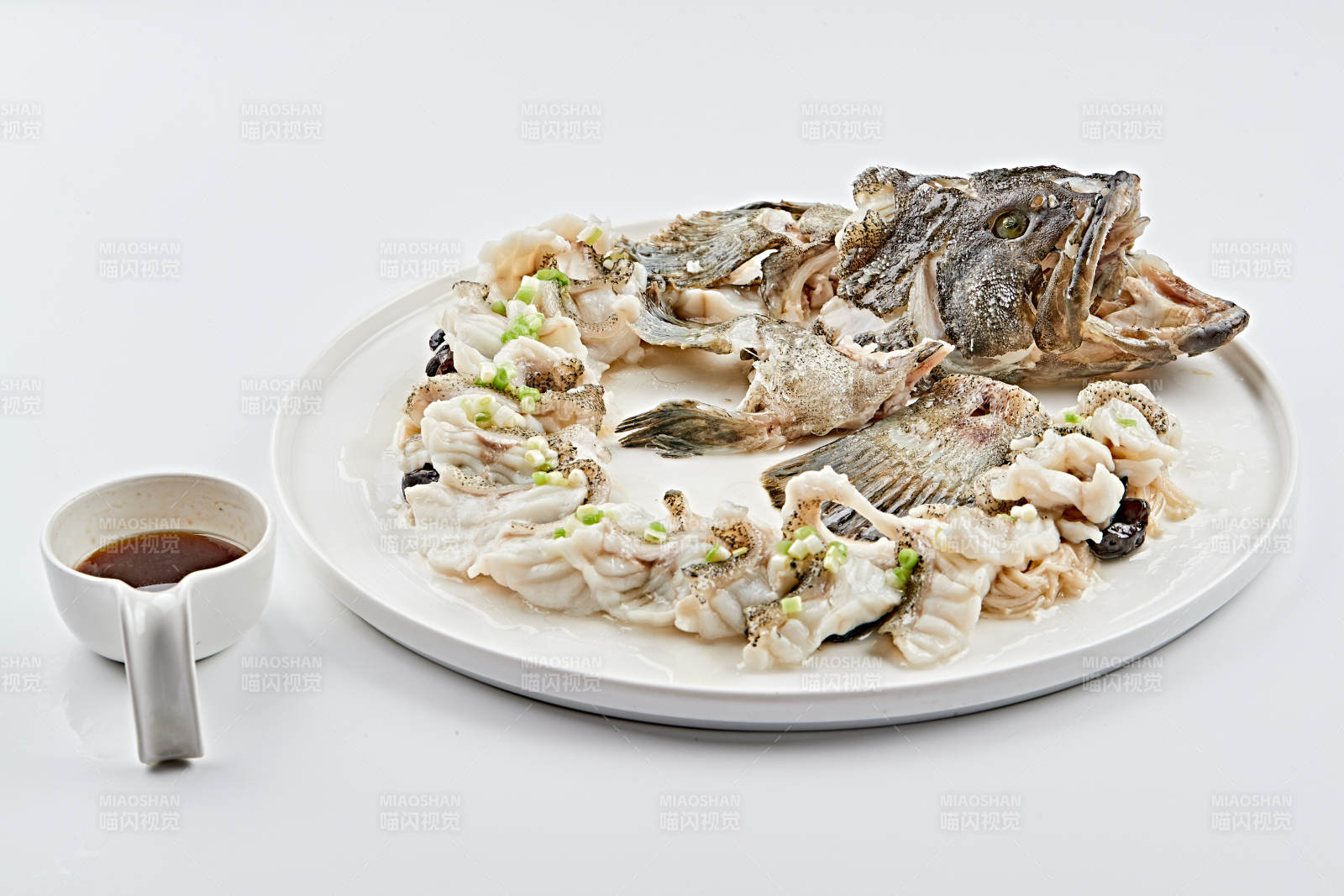 白瓷瓷盘装的清蒸盘龙桂鱼图片