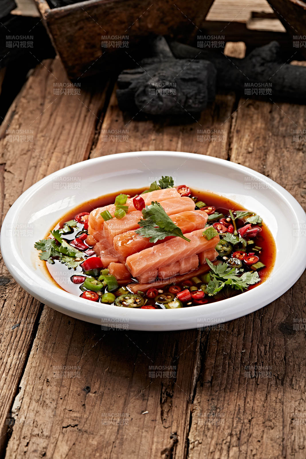 浇汁刺身三文鱼图片