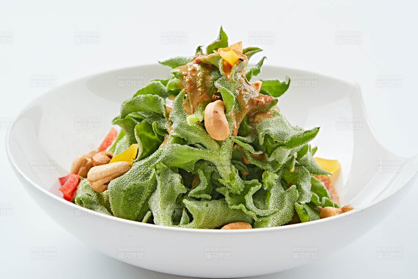 白色瓷盘装的麻酱凉拌穿心莲图片