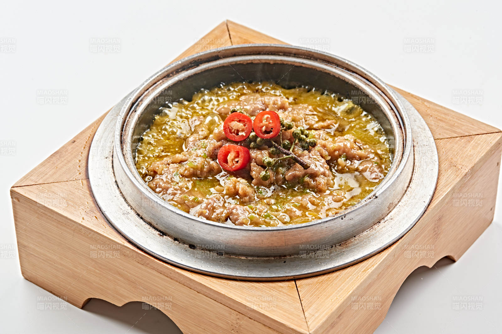 不锈钢餐具装的椒麻沸腾牛肉图片