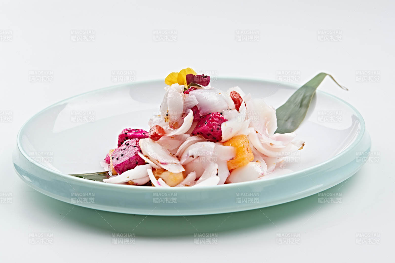 精美瓷餐具装的枸杞果蔬拌百合图片