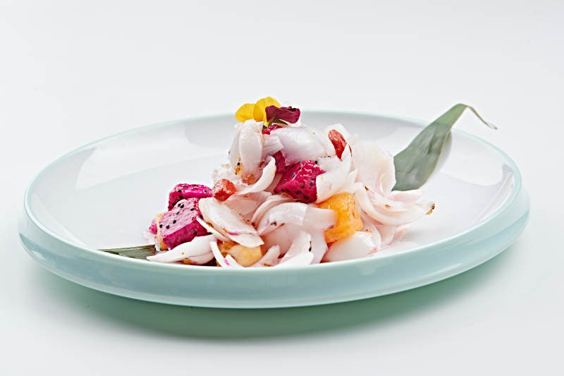 精美瓷餐具装的枸杞果蔬拌百合图片