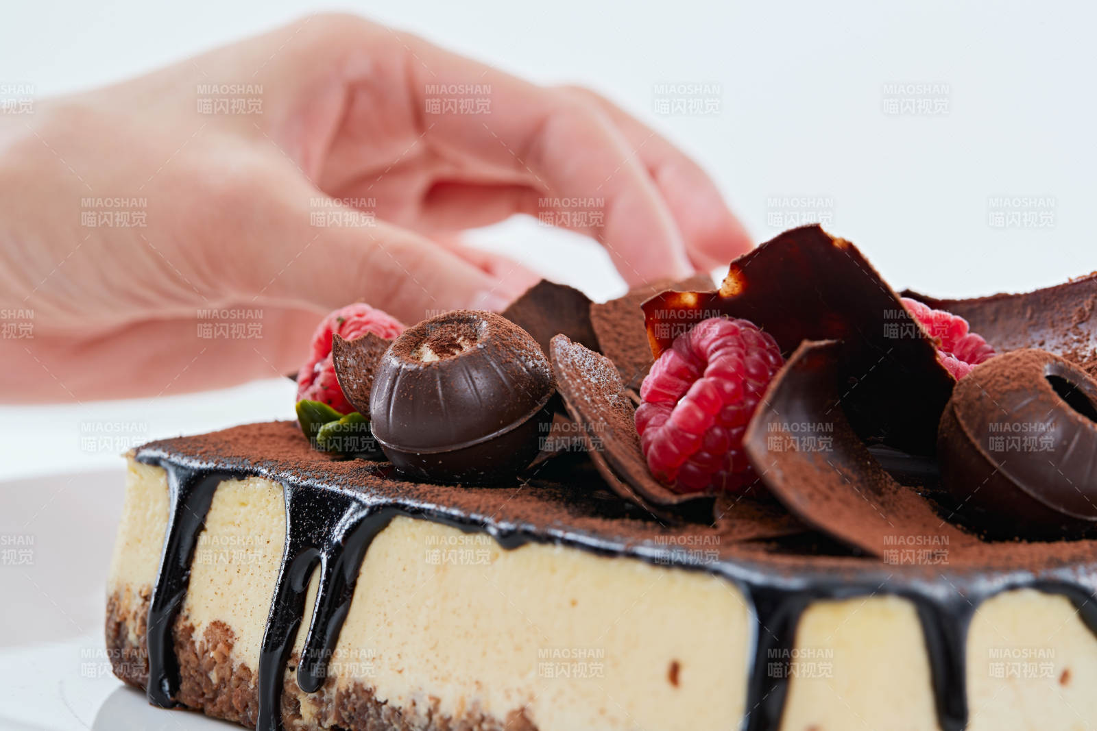 可可撒粉黑巧克力奶酪慕斯蛋糕图片