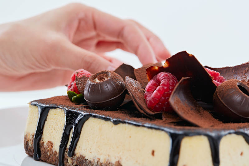 可可撒粉黑巧克力奶酪慕斯蛋糕图片