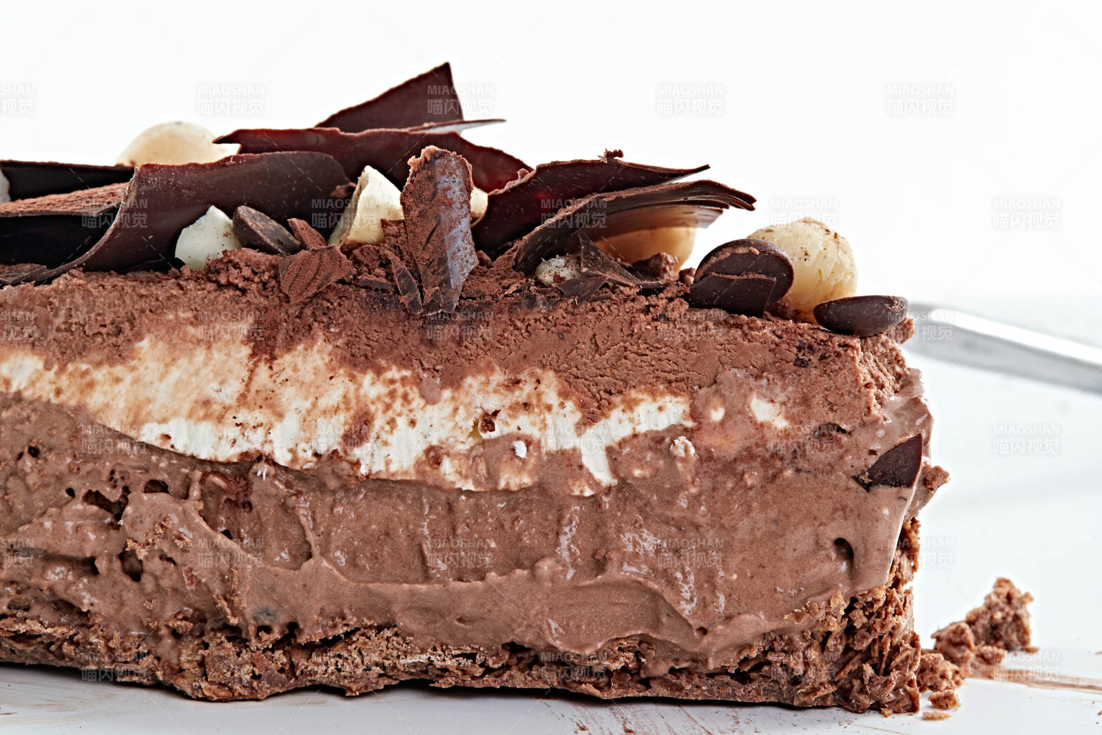 可可散粉黑森林坚果冰淇淋蛋糕图片