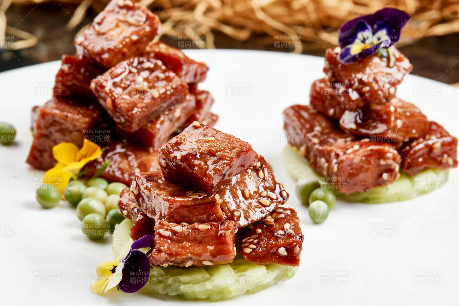 白色瓷盘装的酱腌杏鲍菇图片