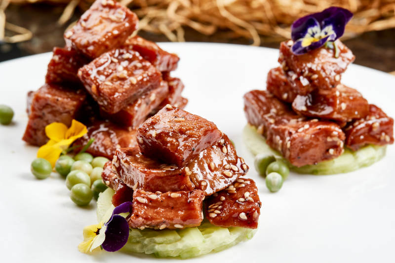 白色瓷盘装的酱腌杏鲍菇图片