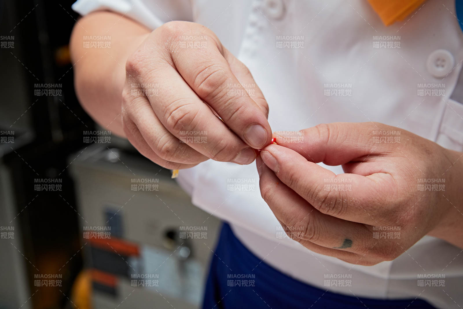 人与食物紧张忙碌的中餐厨房图片