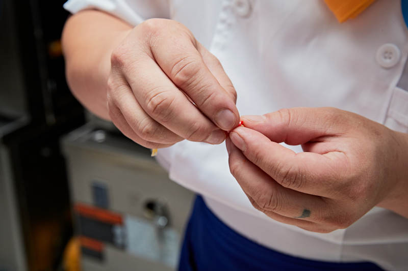 人与食物紧张忙碌的中餐厨房图片