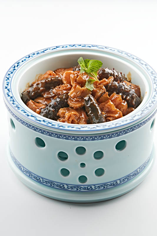 青花瓷餐具套装的松蘑炖海参图片