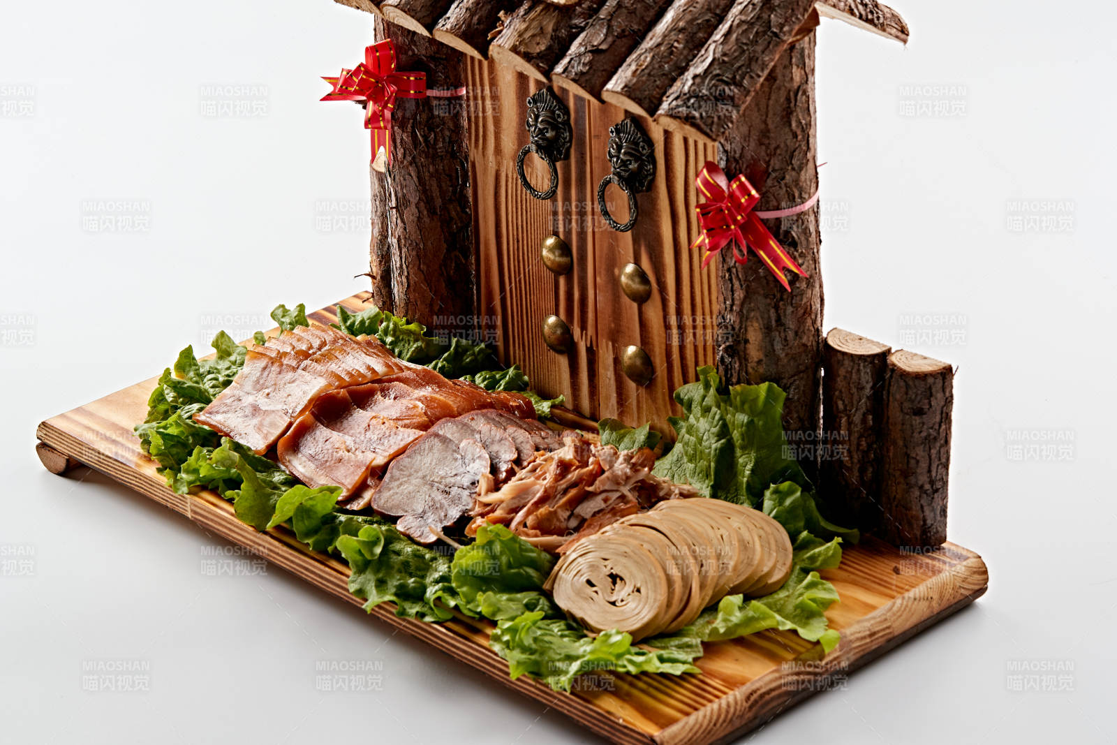 艺术餐具上摆放的传统熏酱拼盘图片