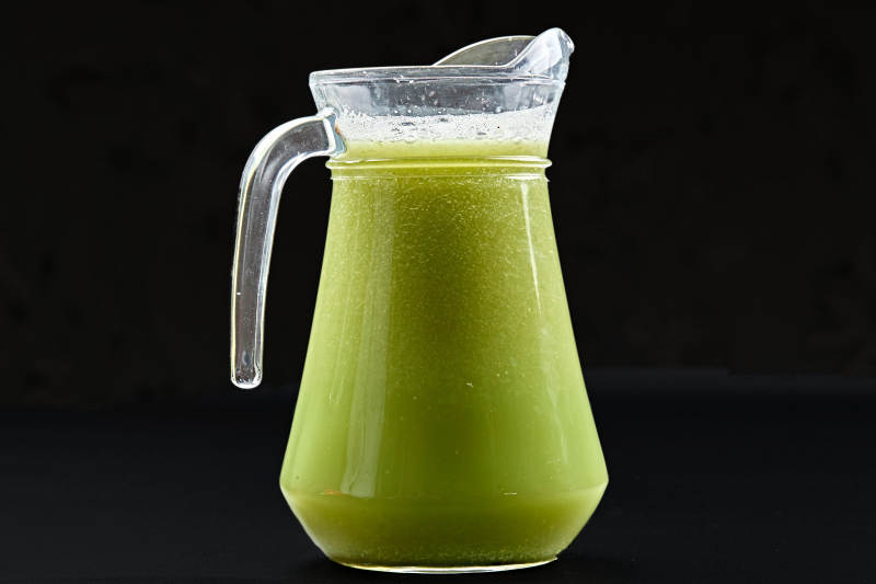 玻璃器皿装的鲜榨西芹汁图片