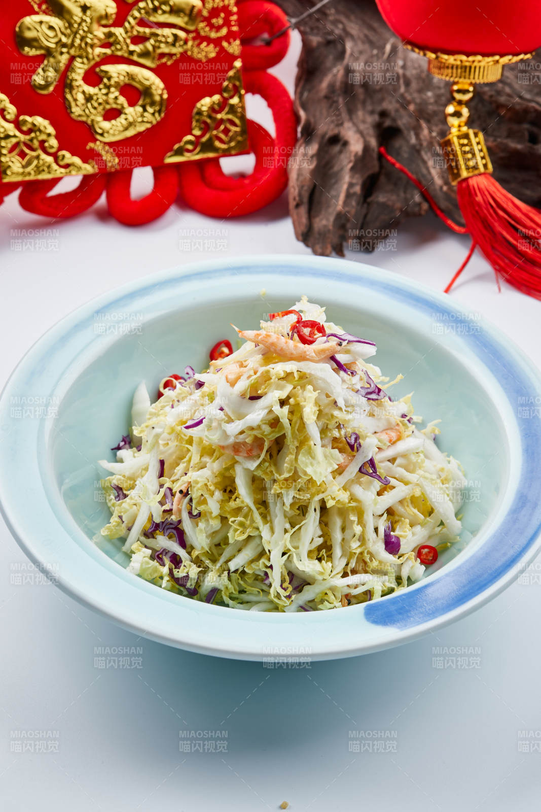 青色瓷餐具装的酸甜凉拌高丽菜图片