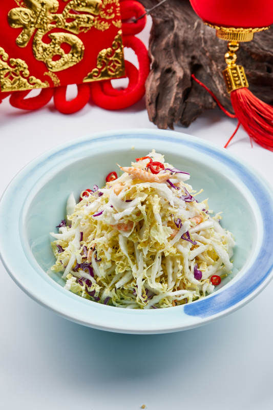 青色瓷餐具装的酸甜凉拌高丽菜图片