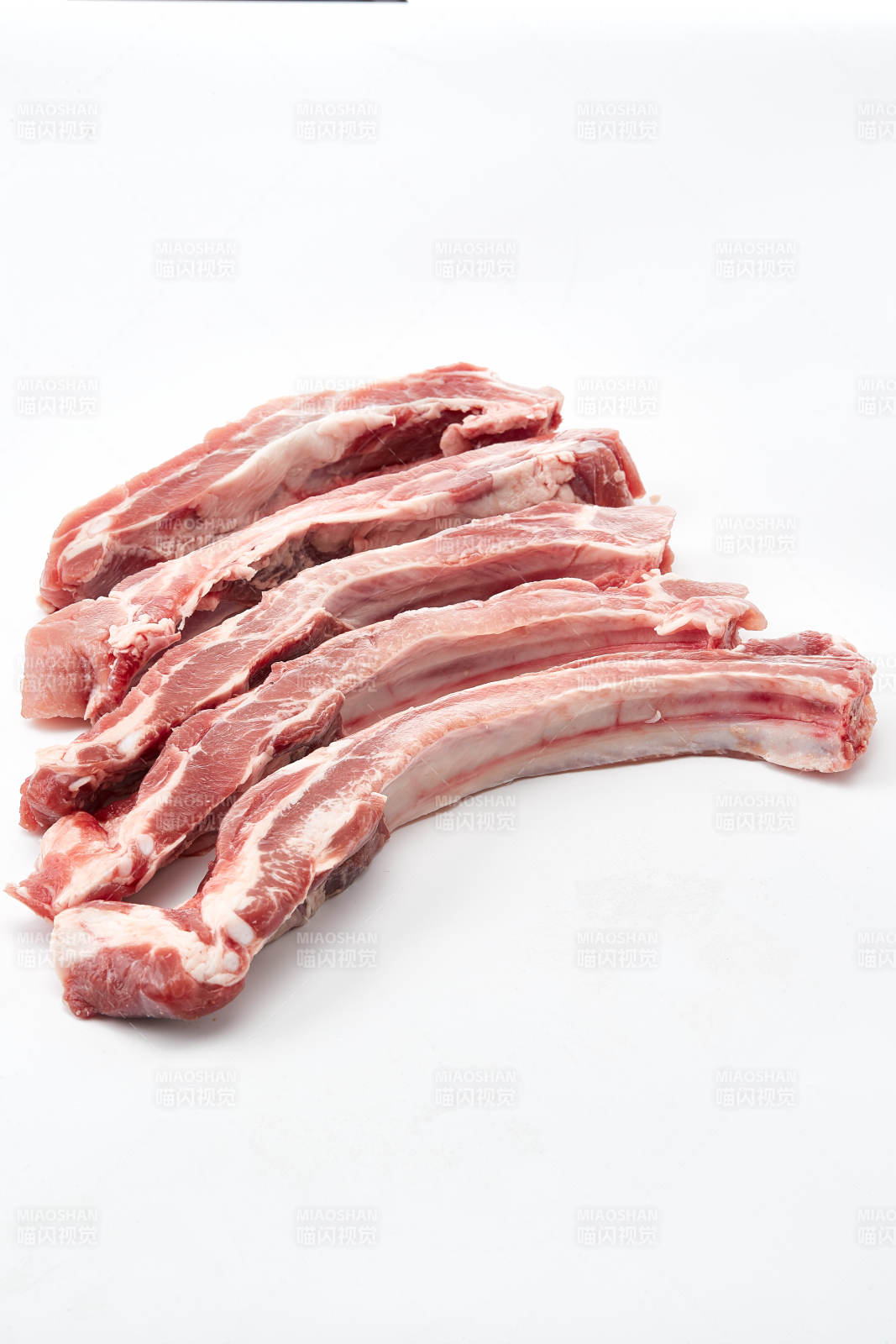 白色背景下的生鲜猪肋排图片