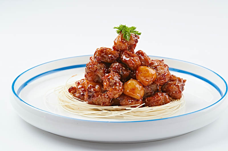 白色瓷盘装的糖醋猪小排图片