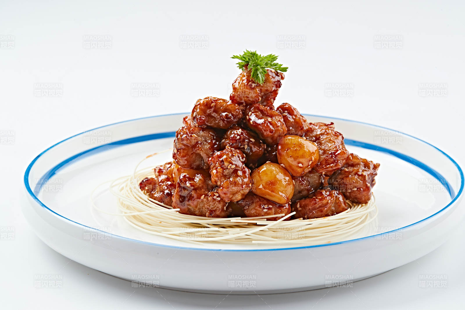 白色瓷盘装的糖醋猪小排图片