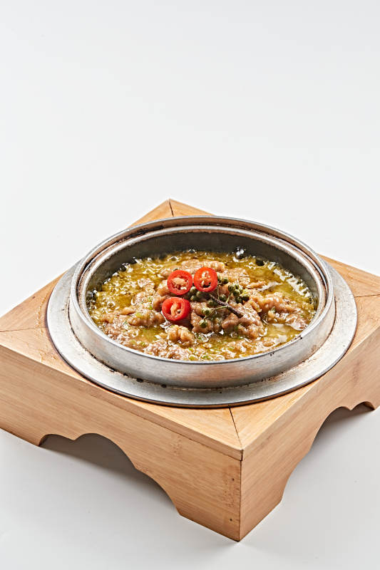 不锈钢餐具装的椒麻沸腾牛肉图片