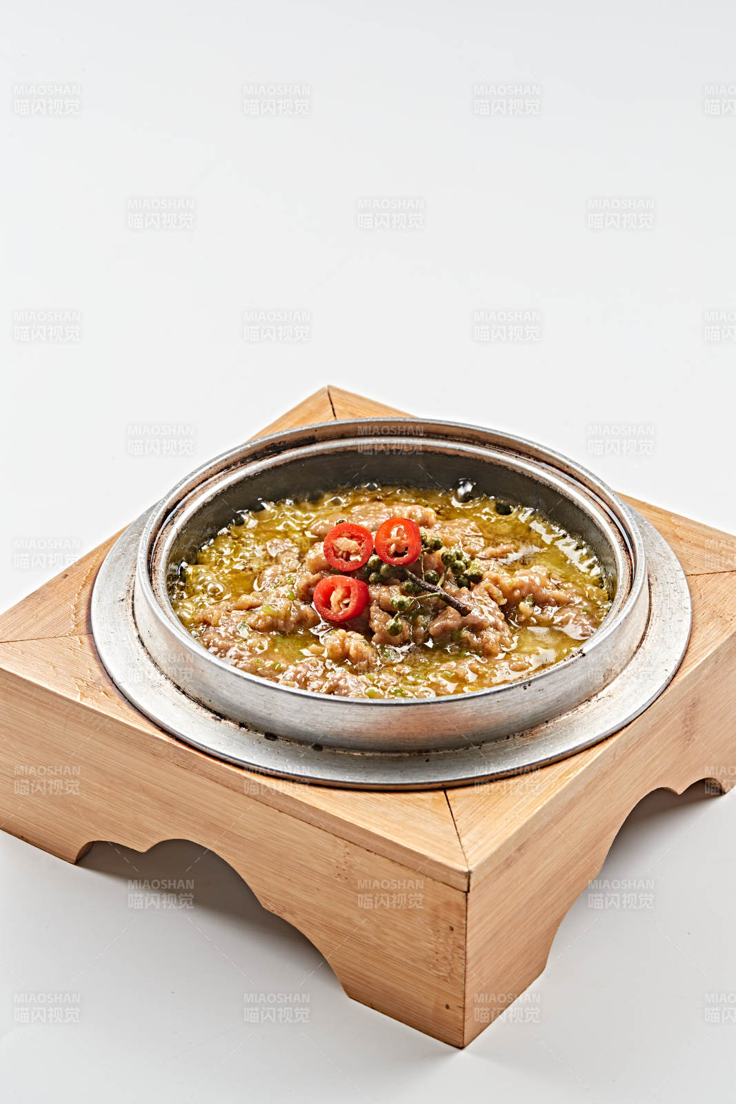 不锈钢餐具装的椒麻沸腾牛肉图片