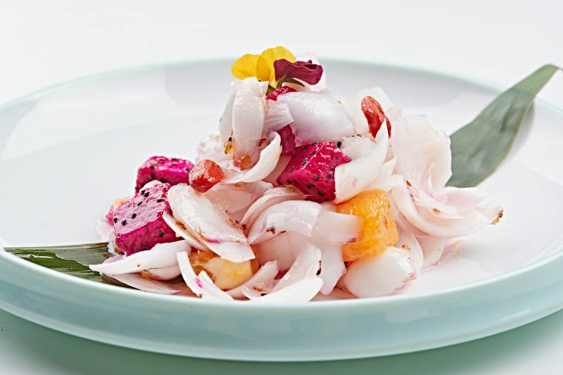 精美瓷餐具装的枸杞果蔬拌百合图片