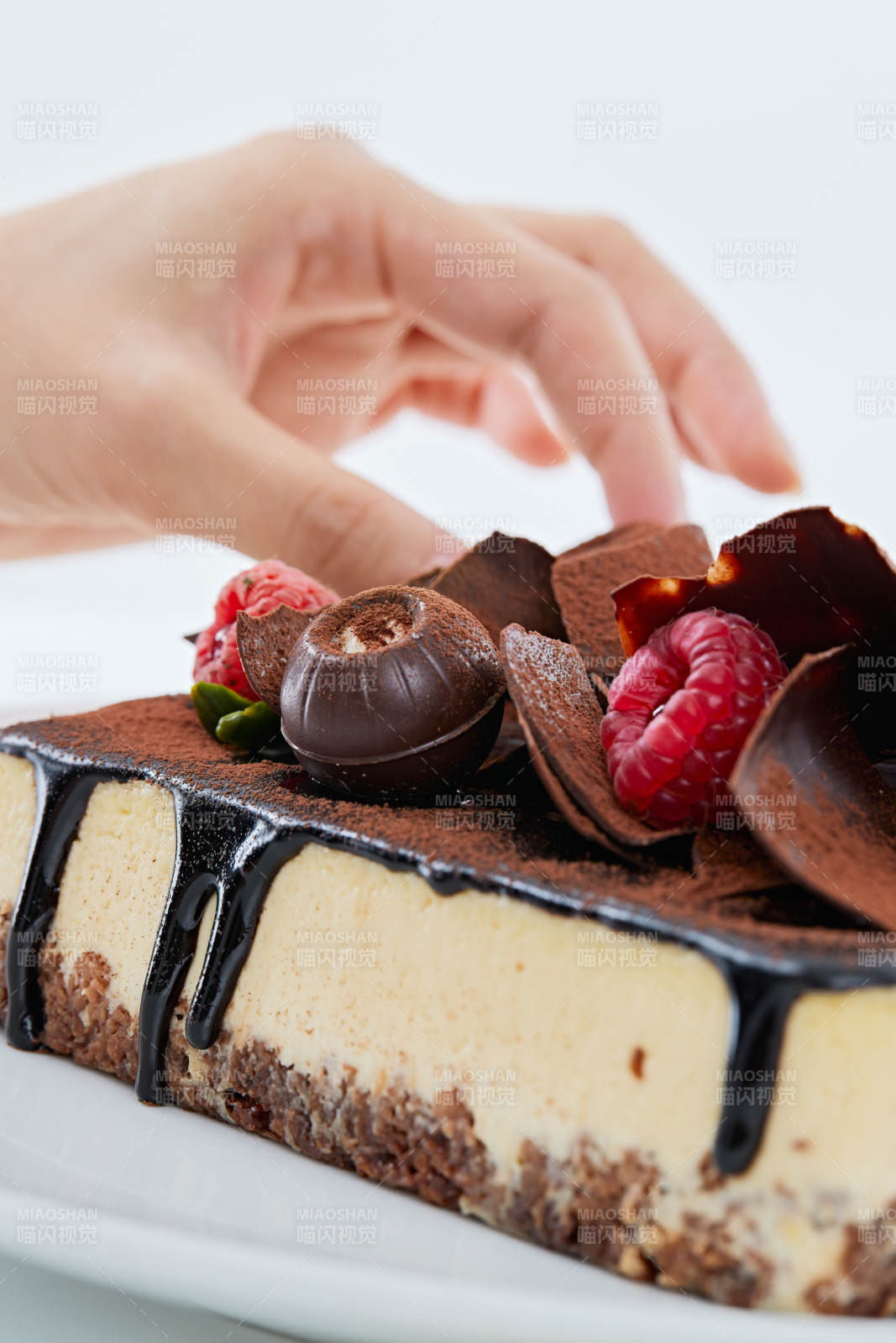可可撒粉黑巧克力奶酪慕斯蛋糕图片