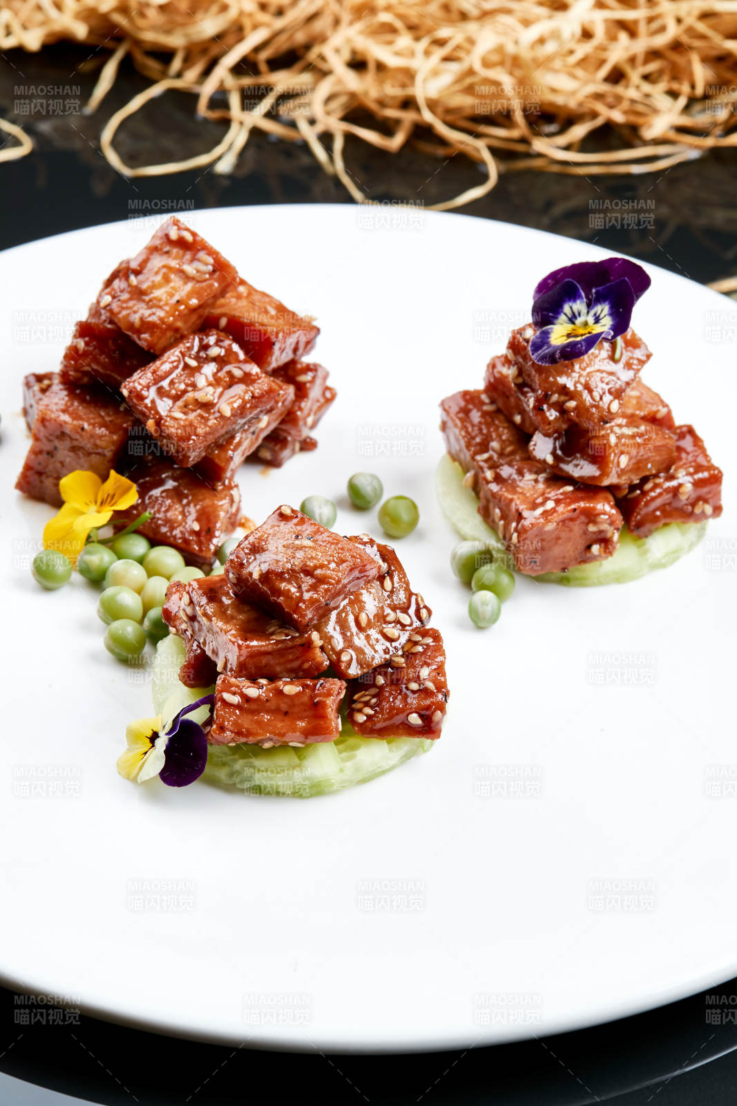 白色瓷盘装的酱腌杏鲍菇图片