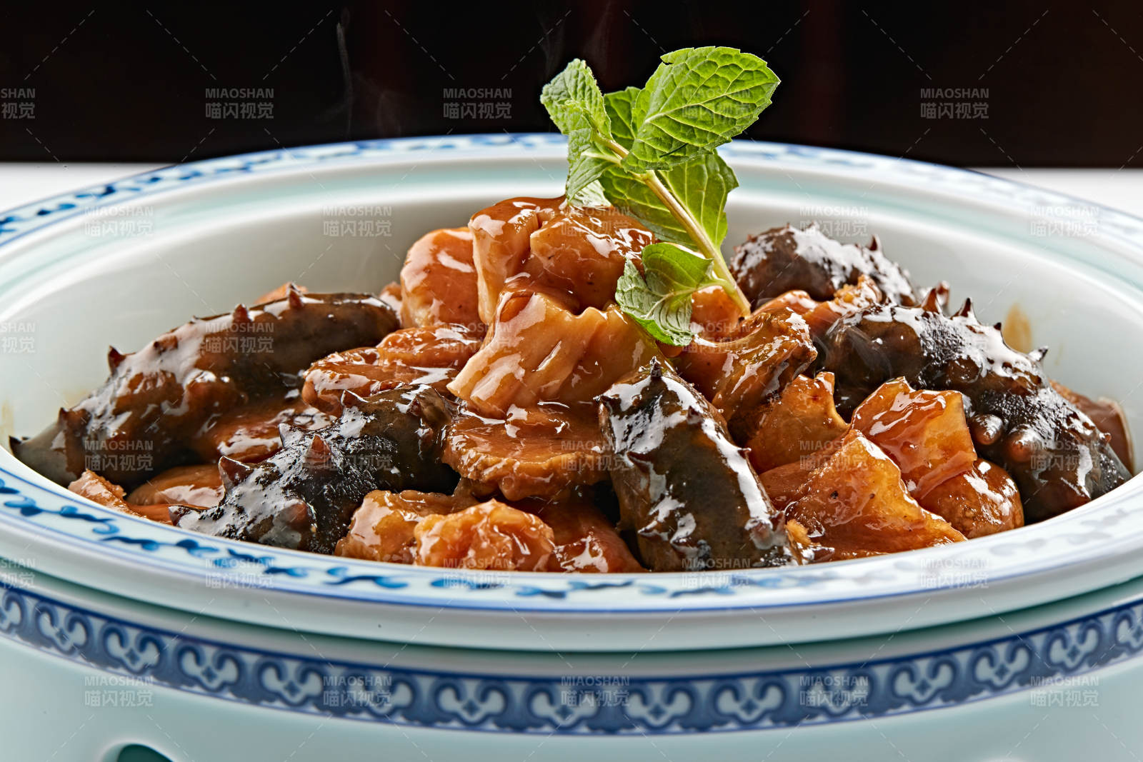 青花瓷餐具套装的松蘑炖海参图片