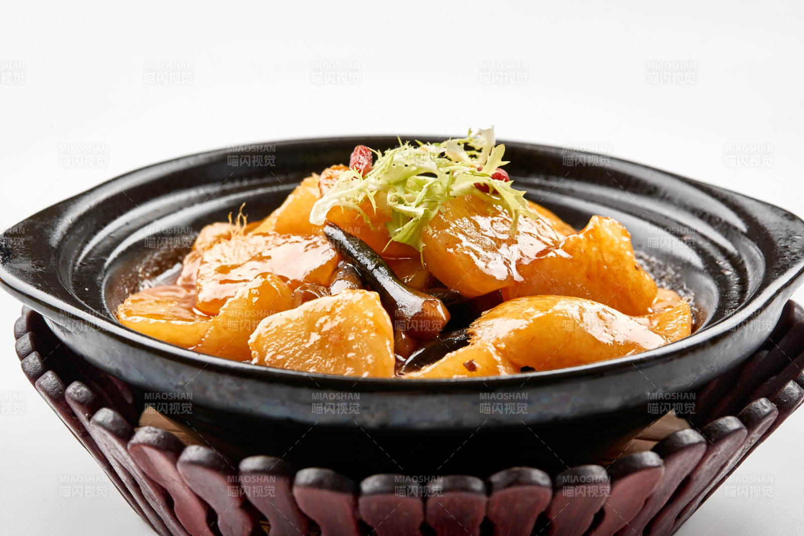 黑色砂锅装的鸡枞土豆萝卜砂锅煲图片