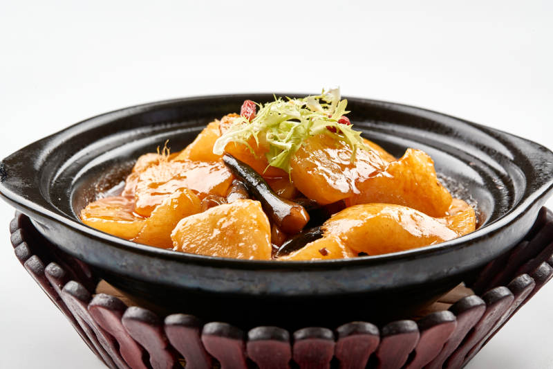 黑色砂锅装的鸡枞土豆萝卜砂锅煲图片