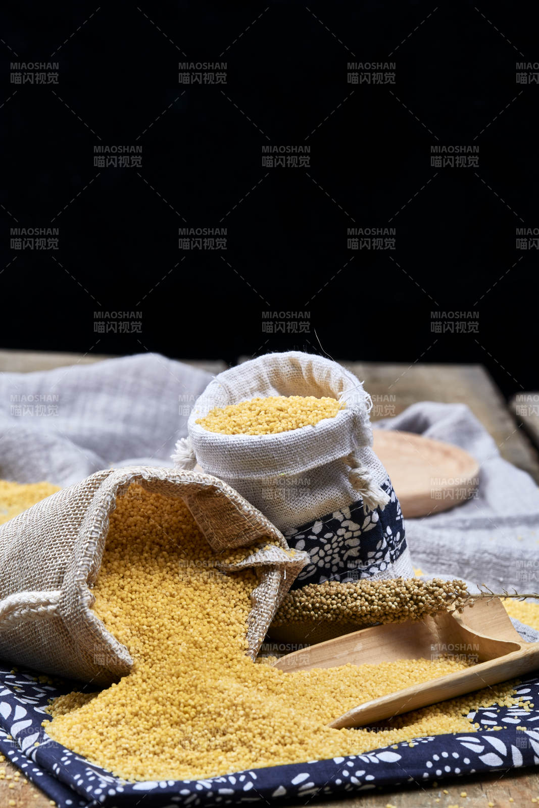 质量上乘的金黄小米粟米图片