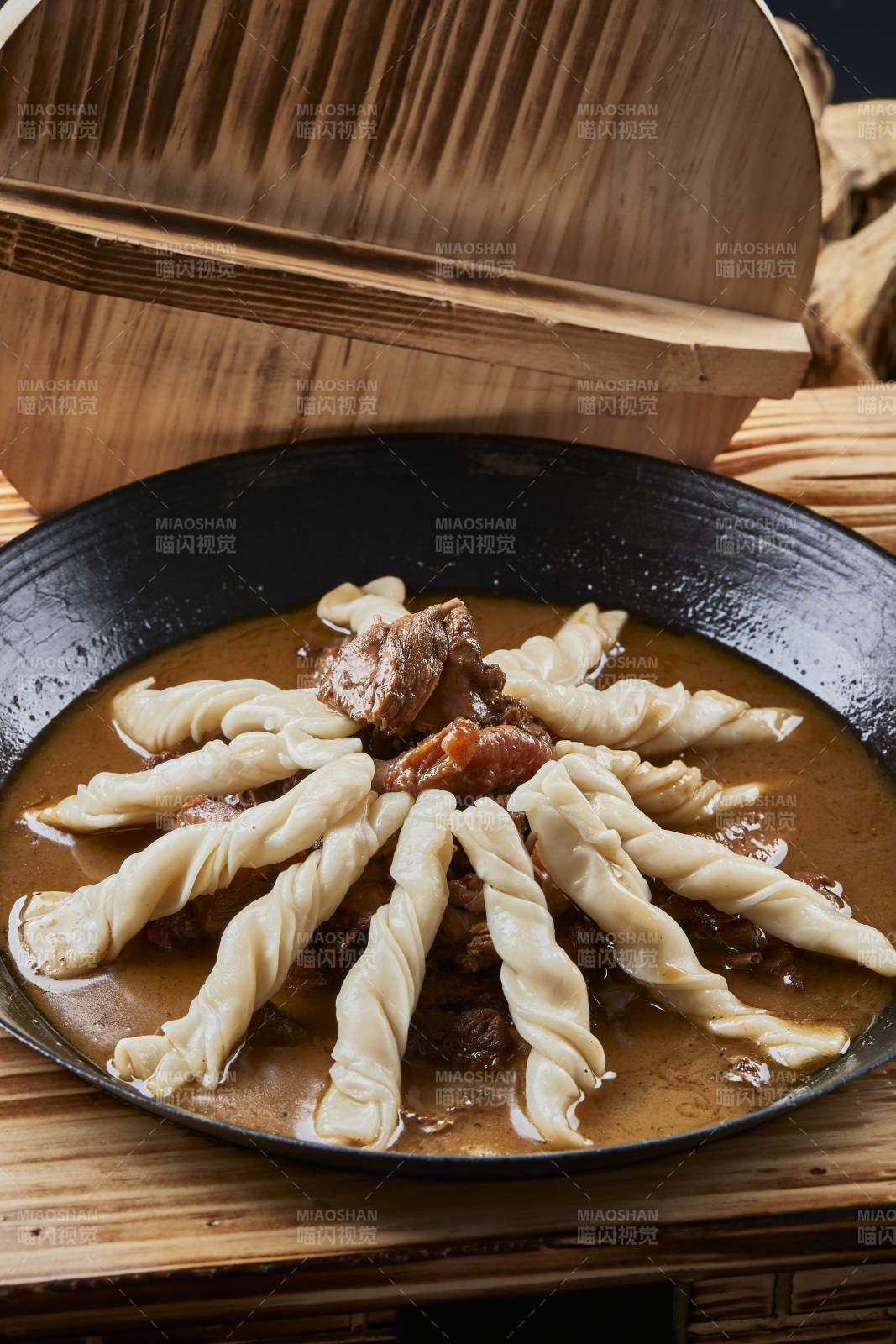 精美餐具装的铁锅炖柴鸡块配面花卷棍儿图片
