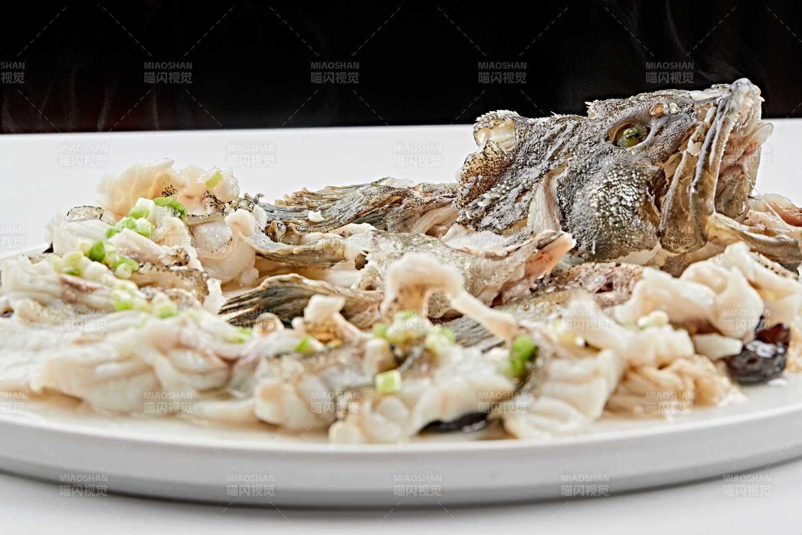 白瓷瓷盘装的清蒸盘龙桂鱼图片