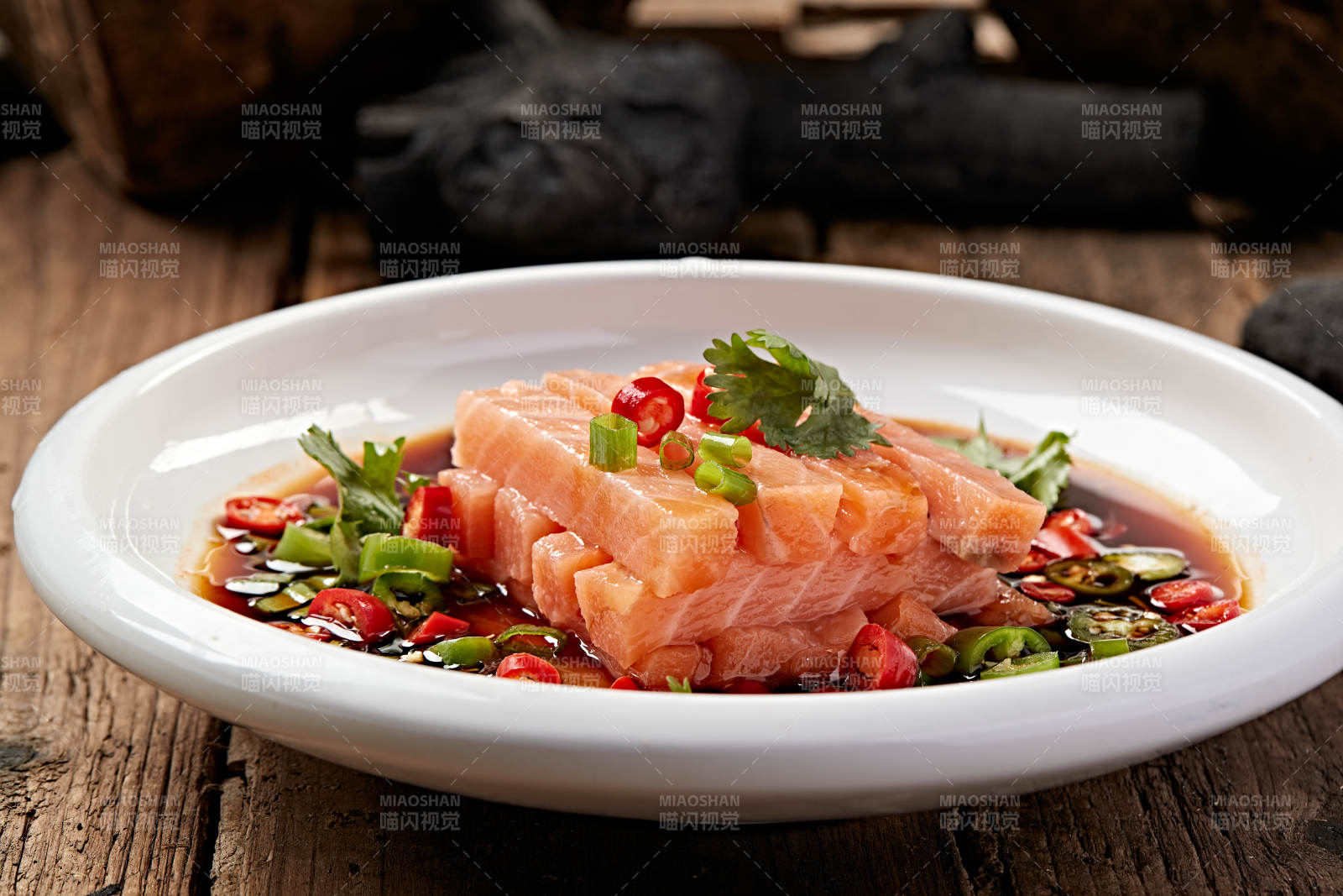 浇汁刺身三文鱼图片