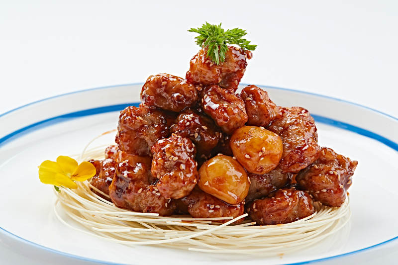 白色瓷盘装的糖醋猪小排图片