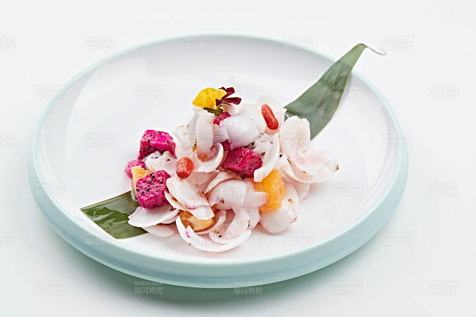 精美瓷餐具装的枸杞果蔬拌百合图片