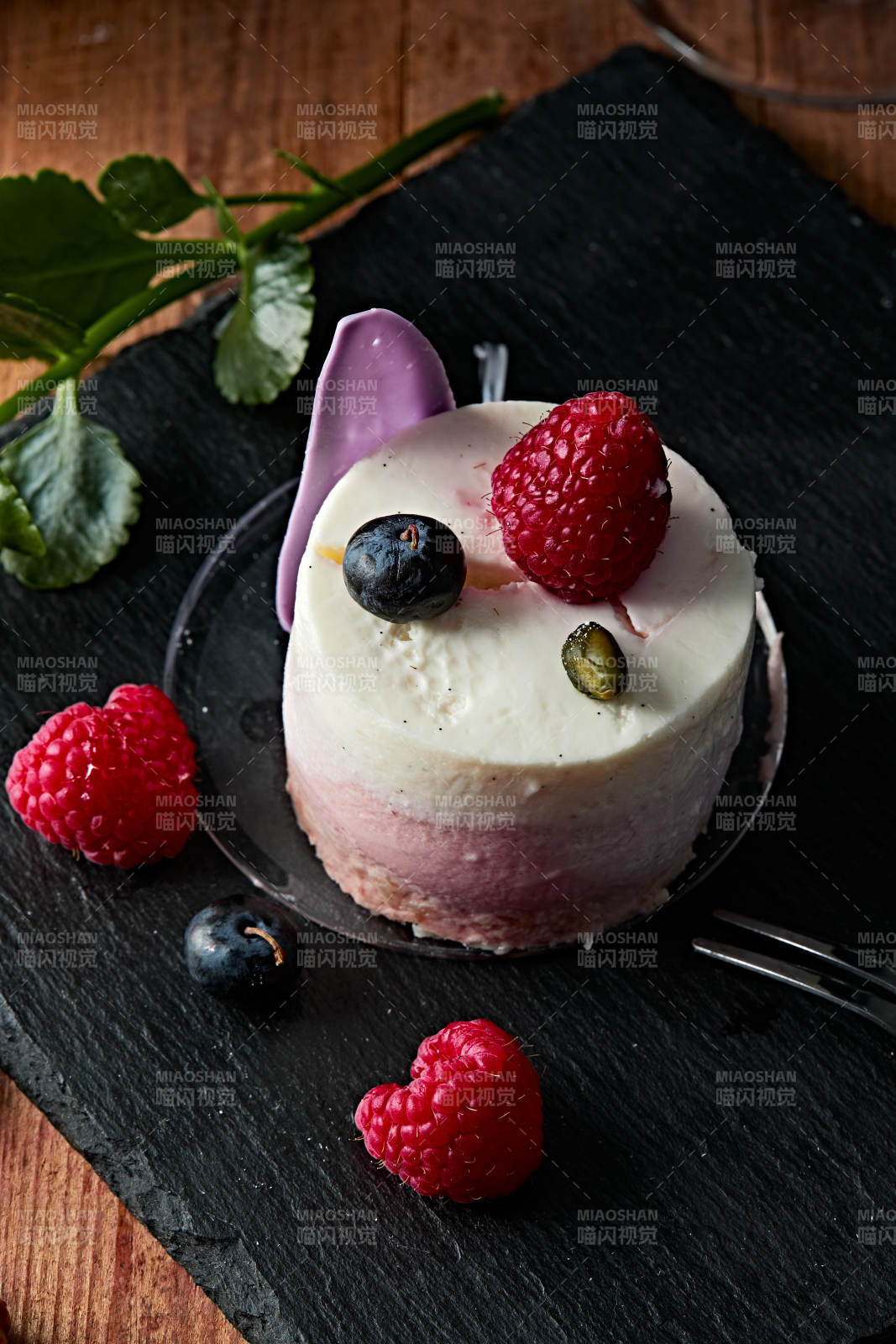 蓝莓草莓鲜奶慕斯香芋蛋糕图片